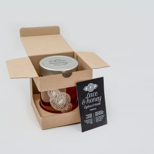 Spominek lokalni med z idrijsko čipko prejel srebrno priznanje