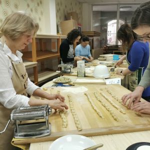 Včeraj smo na Pokriti tržnici v Idriji izvedli delavnico izdelave idrijskih žlikrofov
