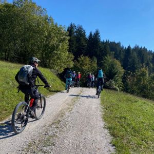 Tematska kolesarska tura po Krajinskem parku Zgornja Idrijca: povezovanje narave, kulture in trajnostnega turizma