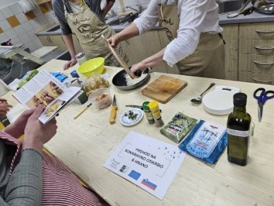 Včeraj smo na Pokriti tržnici v Idriji izvedli delavnico izdelave idrijskih žlikrofov - delavnica-zlikrofi3-jpg.jpg