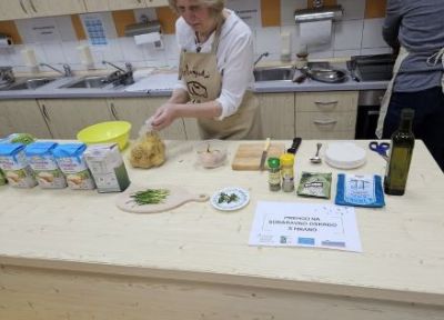 Včeraj smo na Pokriti tržnici v Idriji izvedli delavnico izdelave idrijskih žlikrofov - delavnica-zlikrofi4-jpg.jpg