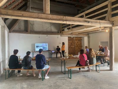 Ogled dobre prakse na kmetiji Na Škratovc in v mesoteki Pr' Far v Slodnji Idriji v okviru projekta Prehod na sonaravno oskrbo s hrano - img-4832-jpg.jpg