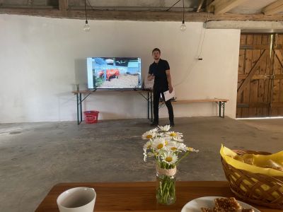 Ogled dobre prakse na kmetiji Na Škratovc in v mesoteki Pr' Far v Slodnji Idriji v okviru projekta Prehod na sonaravno oskrbo s hrano - img-4833-jpg.jpg