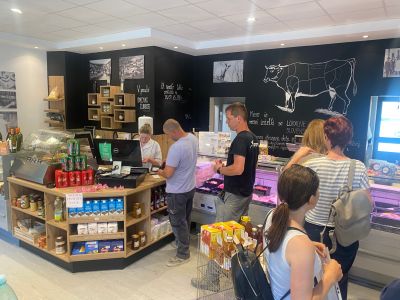 Ogled dobre prakse na kmetiji Na Škratovc in v mesoteki Pr' Far v Slodnji Idriji v okviru projekta Prehod na sonaravno oskrbo s hrano - img-4837-jpg.jpg