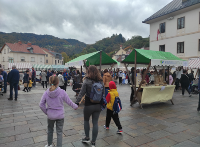 Promocija ekološkega kmetovanja -  projekt Prehod na sonaravno oskrbo s hrano - otroci-png.png