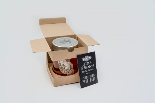 Spominek lokalni med z idrijsko čipko prejel srebrno priznanje