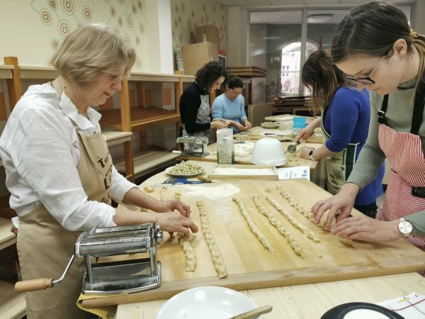 Včeraj smo na Pokriti tržnici v Idriji izvedli delavnico izdelave idrijskih žlikrofov
