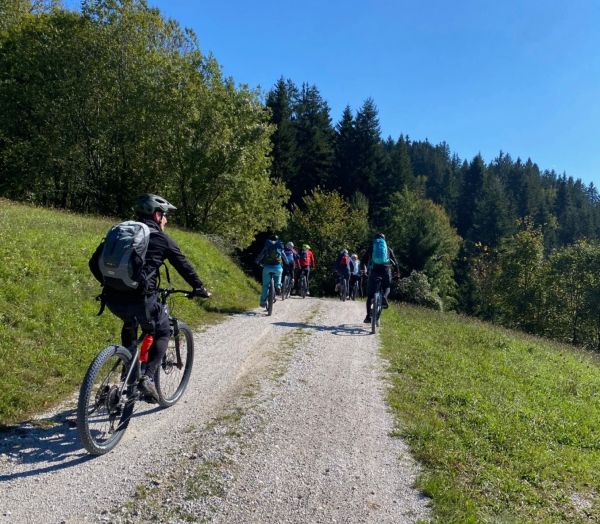 Tematska kolesarska tura po Krajinskem parku Zgornja Idrijca: povezovanje narave, kulture in trajnostnega turizma
